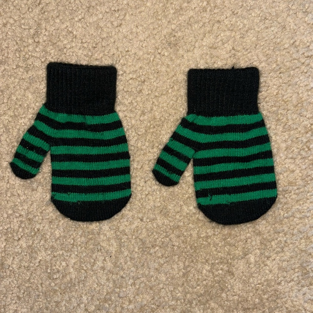 Carter’s Mittens, Great Condition! Size 2t-4t